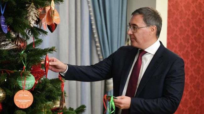 Министр науки и высшего образования РФ Валерий Фальков  во всероссийской благотворительной акции Елка желаний