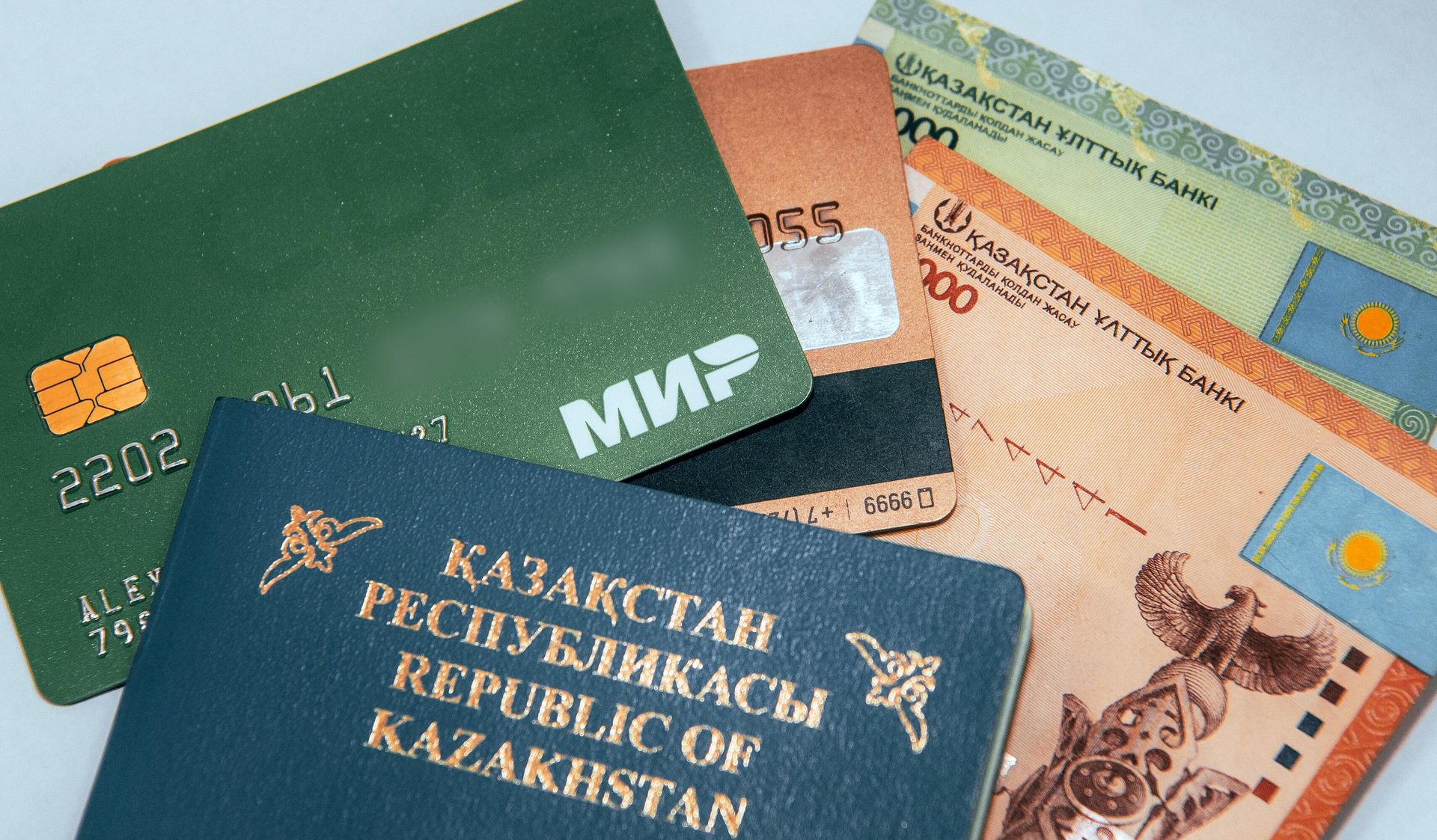 Карта Мир от банка Сбербанк, казахстанский паспорт и денежные купюры (казахстанские тенге) Карта Мир от банка Сбербанк, казахстанский паспорт и денежные купюры (казахстанские тенге) - РИА Новости, 1920, 24.12.2025