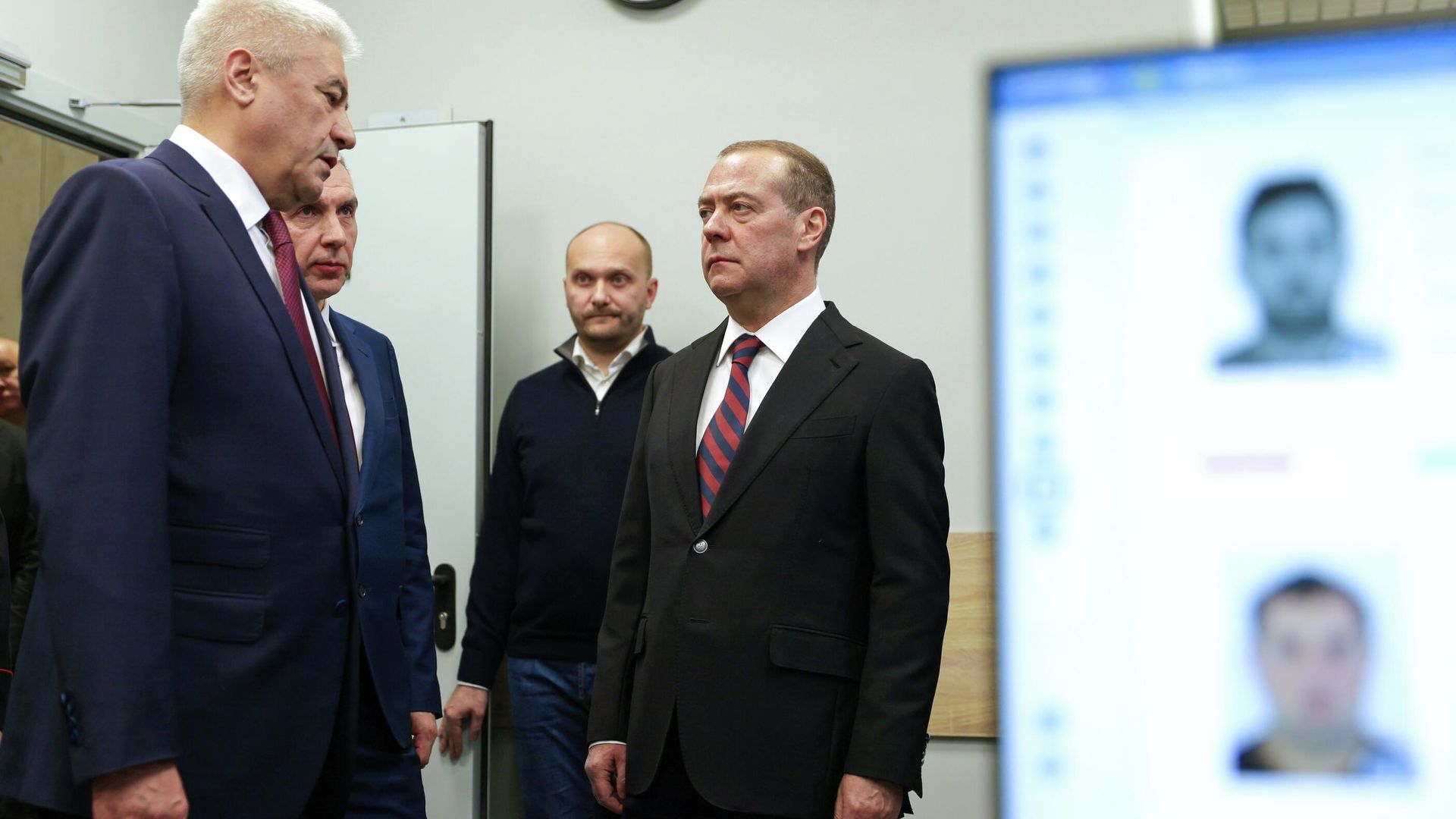 Заместитель председателя Совета безопасности РФ Дмитрий Медведев осматривает пункт пропуска в аэропорту Шереметьево. 23 декабря 2025 Заместитель председателя Совета безопасности РФ Дмитрий Медведев осматривает пункт пропуска в аэропорту Шереметьево. 23 декабря 2025 - РИА Новости, 1920, 23.12.2025