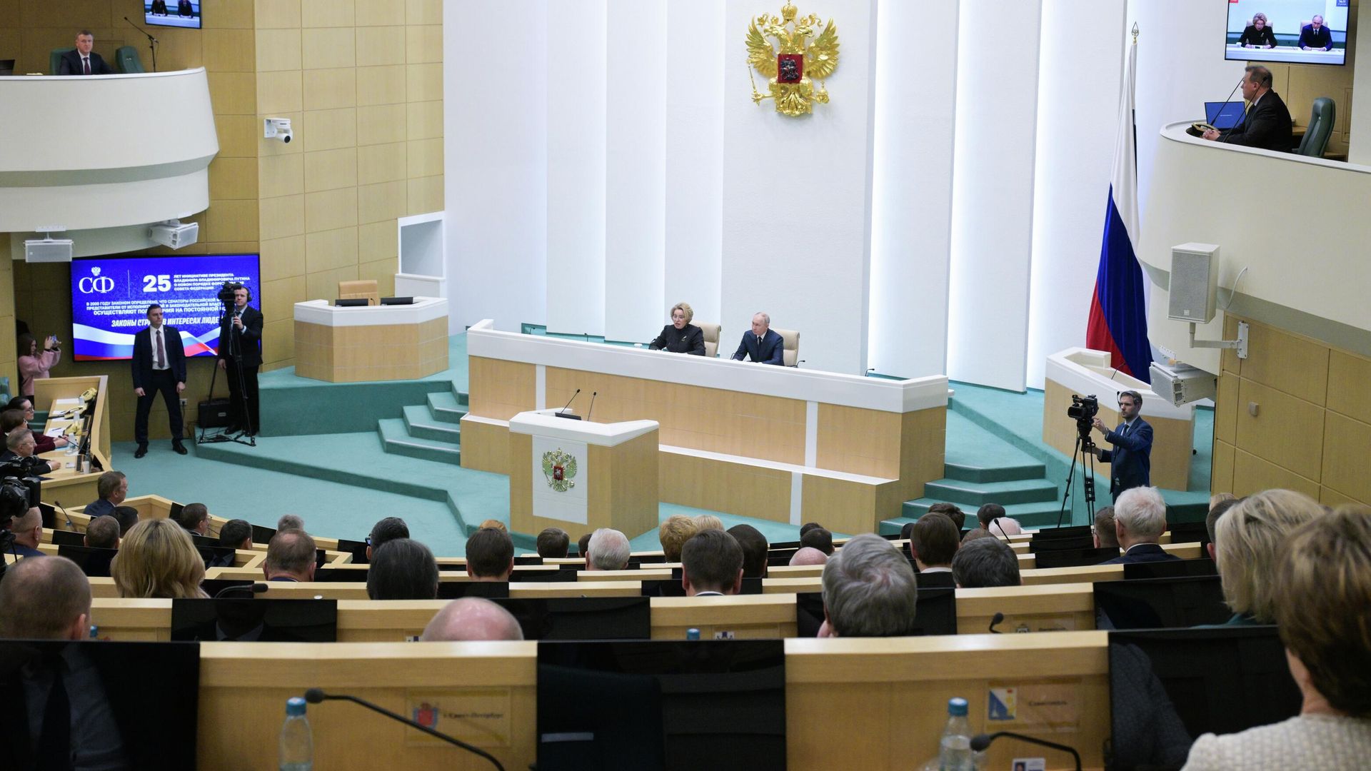 Президент РФ Владимир Путин и председатель Совета Федерации РФ Валентина Матвиенко на пленарном заседании Совета Федерации РФ Президент РФ Владимир Путин и председатель Совета Федерации РФ Валентина Матвиенко на пленарном заседании Совета Федерации РФ - РИА Новости, 1920, 24.12.2025