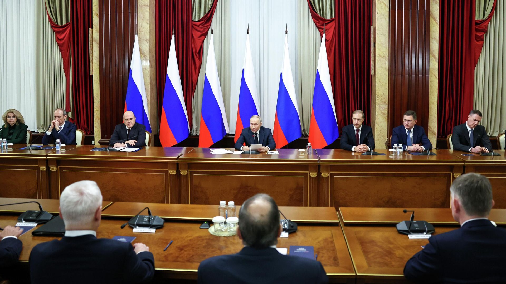 Президент РФ Владимир Путин на встрече с членами правительства РФ, посвященной итогам работы кабинета министров в 2025 году. 24 декабря 2025 Президент РФ Владимир Путин на встрече с членами правительства РФ, посвященной итогам работы кабинета министров в 2025 году. 24 декабря 2025 - РИА Новости, 1920, 24.12.2025
