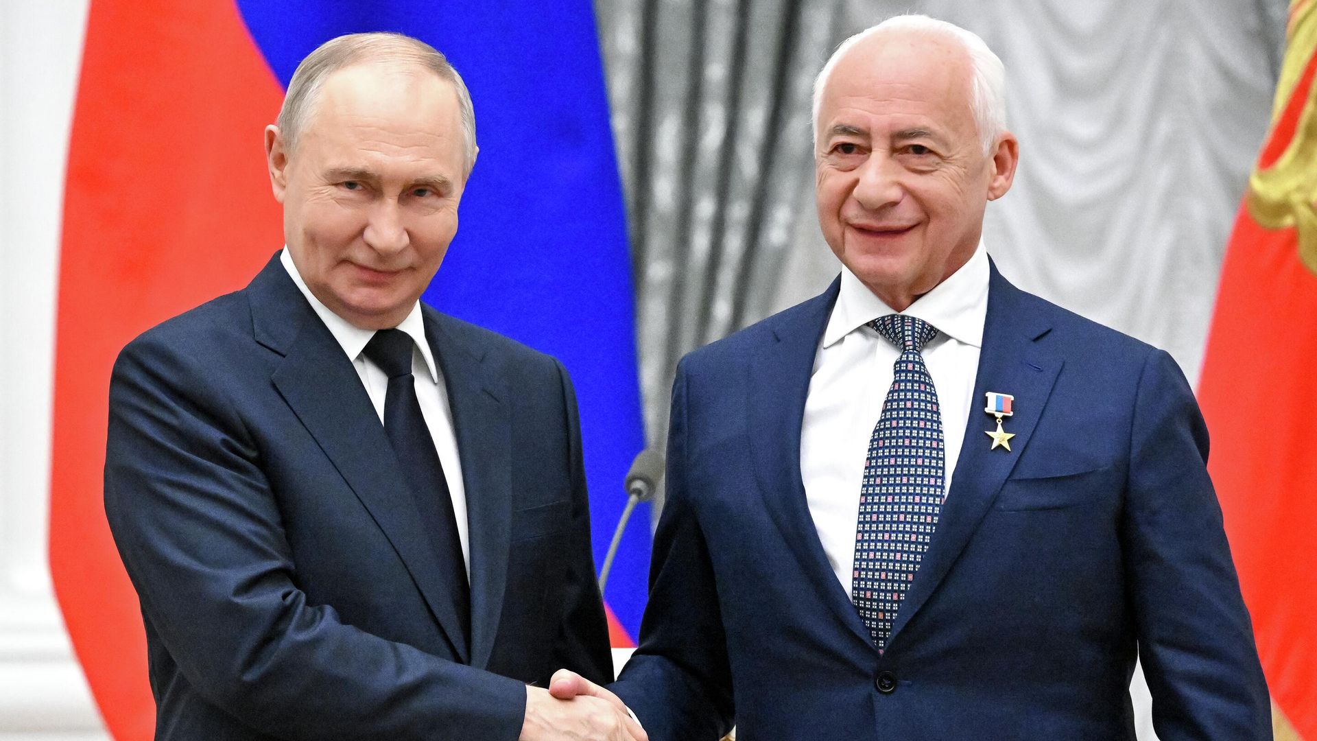 Президент РФ Владимир Путин и президент Московского международного Дома музыки Владимир Спиваков, получивший звание Героя труда РФ. 24 декабря 2025 Президент РФ Владимир Путин и президент Московского международного Дома музыки Владимир Спиваков, получивший звание Героя труда РФ. 24 декабря 2025 - РИА Новости, 1920, 24.12.2025