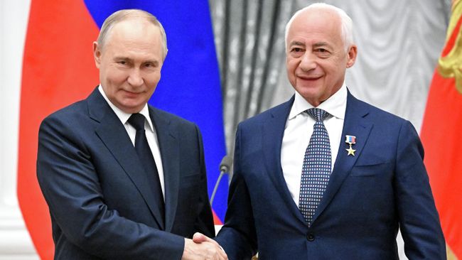 Президент РФ Владимир Путин и президент Московского международного Дома музыки Владимир Спиваков, получивший звание Героя труда РФ. 24 декабря 2025 Президент РФ Владимир Путин и президент Московского международного Дома музыки Владимир Спиваков, получивший звание Героя труда РФ. 24 декабря 2025