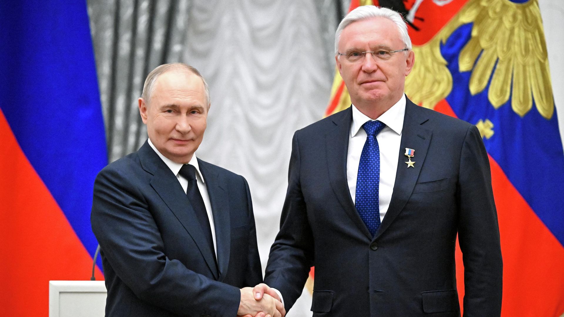 Президент РФ Владимир Путин и генеральный директор публичного акционерного общества КАМАЗ Сергей Когогин, получивший звание Героя труда РФ - РИА Новости, 1920, 24.12.2025