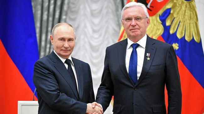 Президент РФ Владимир Путин и генеральный директор публичного акционерного общества КАМАЗ Сергей Когогин Президент РФ Владимир Путин и генеральный директор публичного акционерного общества КАМАЗ Сергей Когогин