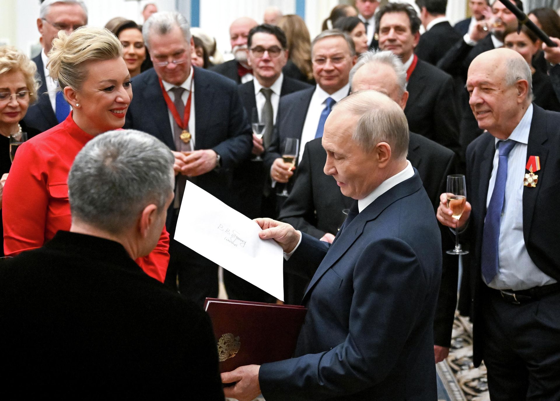 Президент РФ Владимир Путин в Кремле на церемонии вручения государственных наград Президент РФ Владимир Путин в Кремле на церемонии вручения государственных наград - РИА Новости, 1920, 24.12.2025