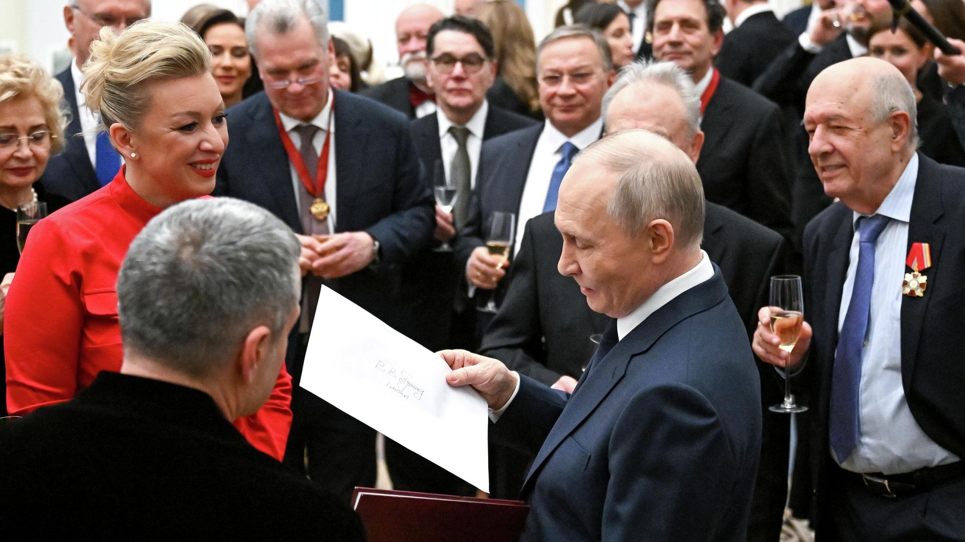 Президент РФ Владимир Путин в Кремле на церемонии вручения государственных наград Президент РФ Владимир Путин в Кремле на церемонии вручения государственных наград - РИА Новости, 1920, 24.12.2025