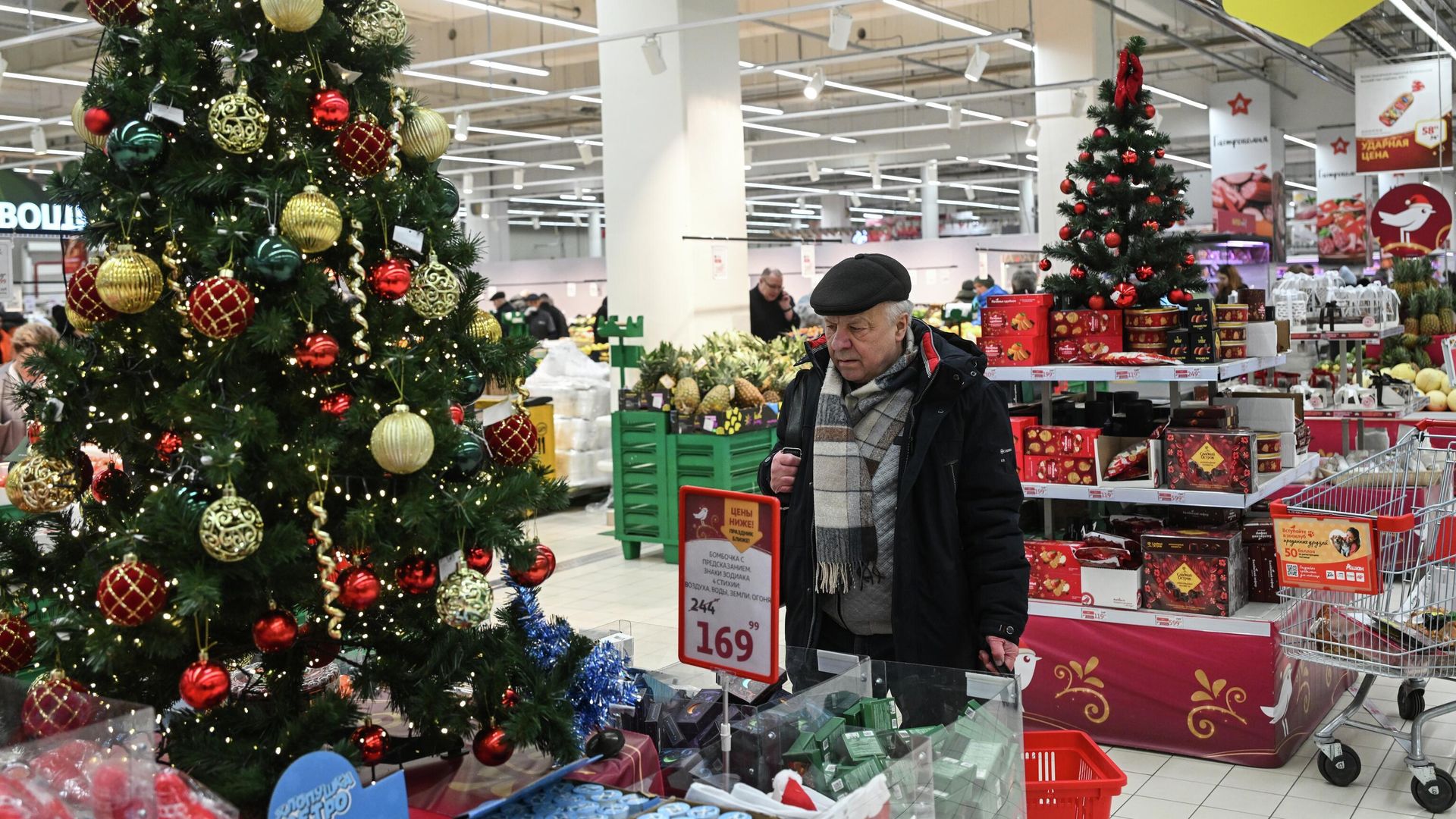 Пенсионер в московском супермаркете Пенсионер в московском супермаркете - РИА Новости, 1920, 13.01.2026