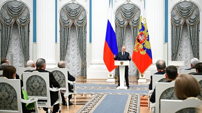 Президент РФ Владимир Путин в Кремле на церемонии вручения государственных наград
