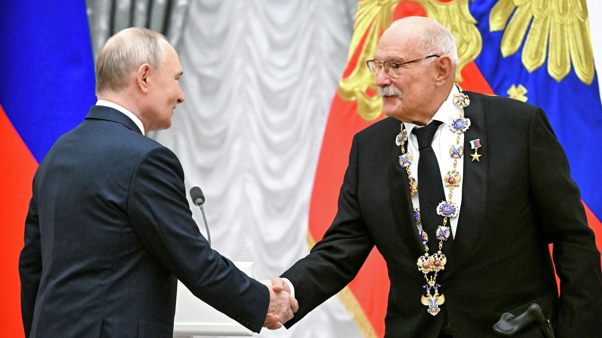 Президент РФ Владимир Путин и народный артист РСФСР, кинорежиссёр Никита Михалков на церемонии вручения государственных наград в Кремле. 24 декабря 2025 Президент РФ Владимир Путин и народный артист РСФСР, кинорежиссёр Никита Михалков на церемонии вручения государственных наград в Кремле. 24 декабря 2025 - РИА Новости, 1920, 24.12.2025