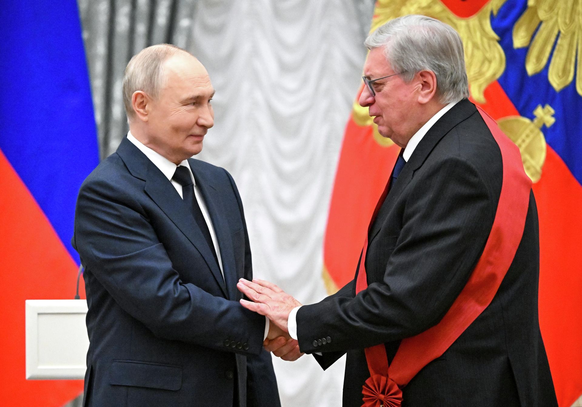 Президент РФ Владимир Путин и ректор МГИМО Анатолий Торкунов, получивший орден За заслуги перед Отечеством I степени Президент РФ Владимир Путин и ректор МГИМО Анатолий Торкунов, получивший орден За заслуги перед Отечеством I степени - РИА Новости, 1920, 24.12.2025