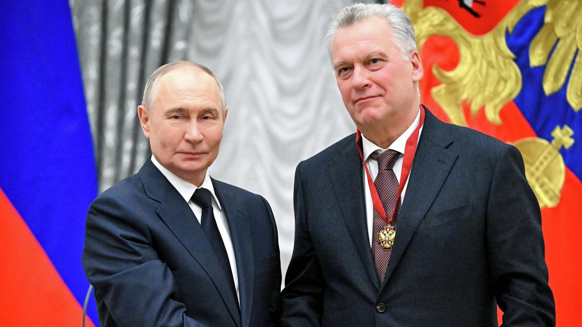 Президент РФ Владимир Путин и генеральный директор Национального медико-хирургического центра имени Н.И. Пирогова Олег Карпов, получивший орден За заслуги перед Отечеством III степени. 24 декабря 2025 Президент РФ Владимир Путин и генеральный директор Национального медико-хирургического центра имени Н.И. Пирогова Олег Карпов, получивший орден За заслуги перед Отечеством III степени. 24 декабря 2025 - РИА Новости, 1920, 24.12.2025