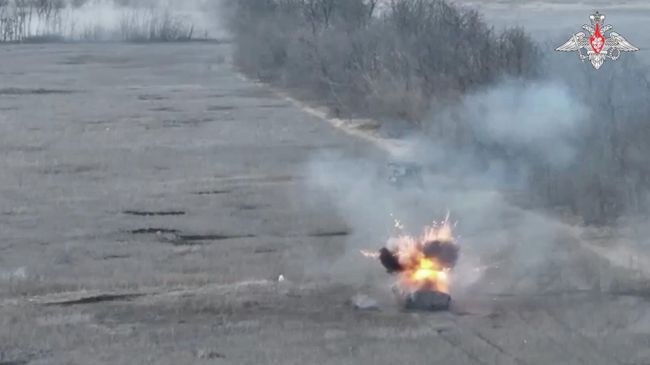 Экипаж танка Т-72Б3М, несмотря на атаку дрона и воздействие артиллерии, продолжил выполнение боевой задачи