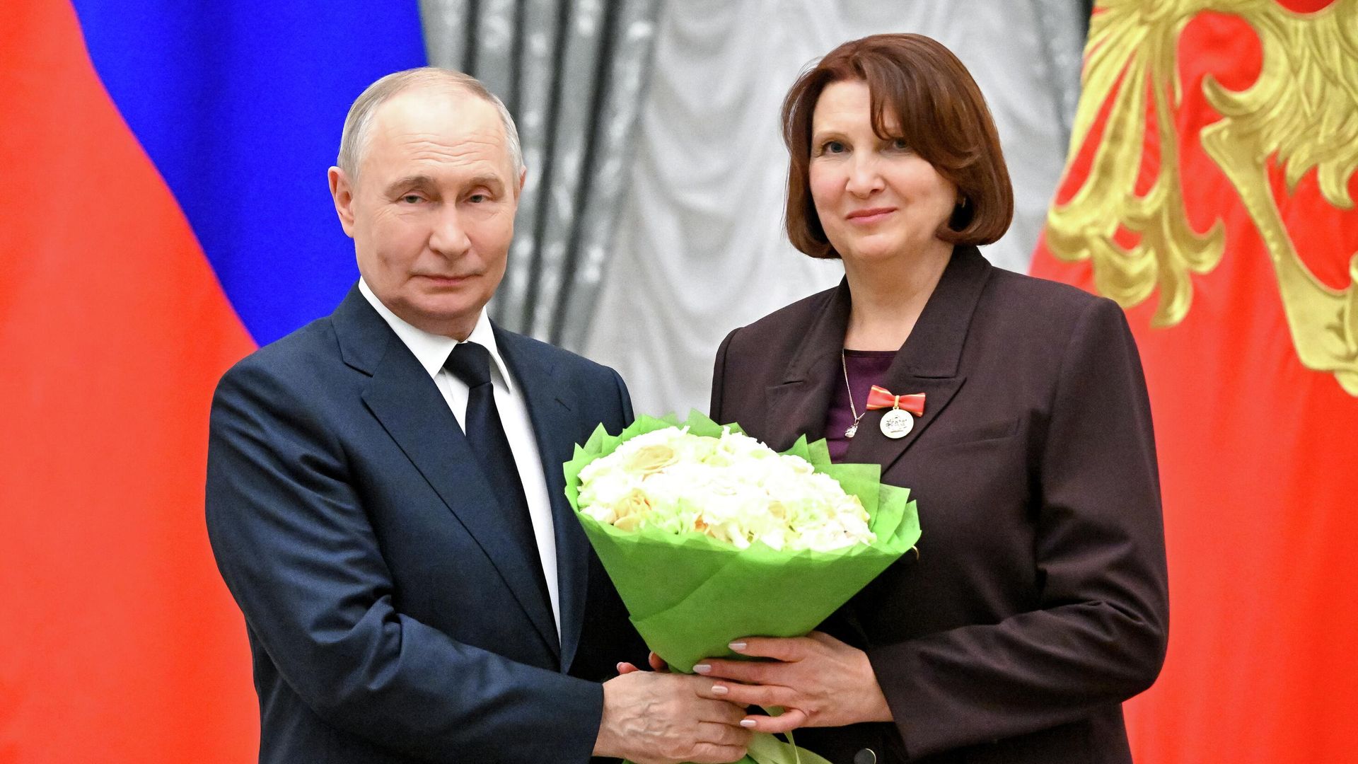 Президент РФ Владимир Путин и учитель Кадетской школы №1784 имени генерала армии Матросова Елена Заводова, получившая знак отличия За наставничество Президент РФ Владимир Путин и учитель Кадетской школы №1784 имени генерала армии Матросова Елена Заводова, получившая знак отличия За наставничество - РИА Новости, 1920, 24.12.2025