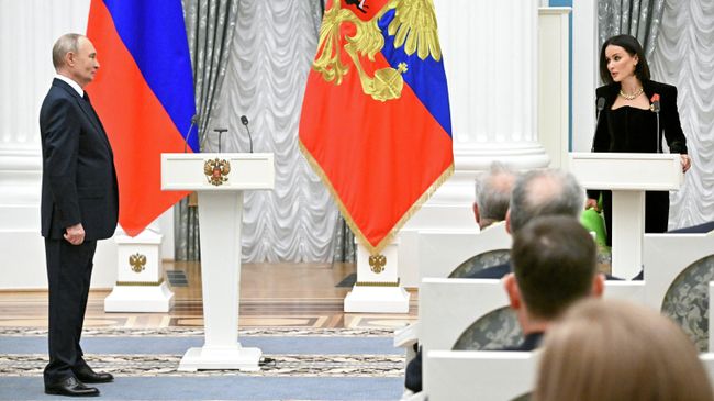 Президент РФ Владимир Путин и заместитель генерального директора Газпром-Медиа Холдинг Тина Канделаки, получившая Орден Александра Невского
