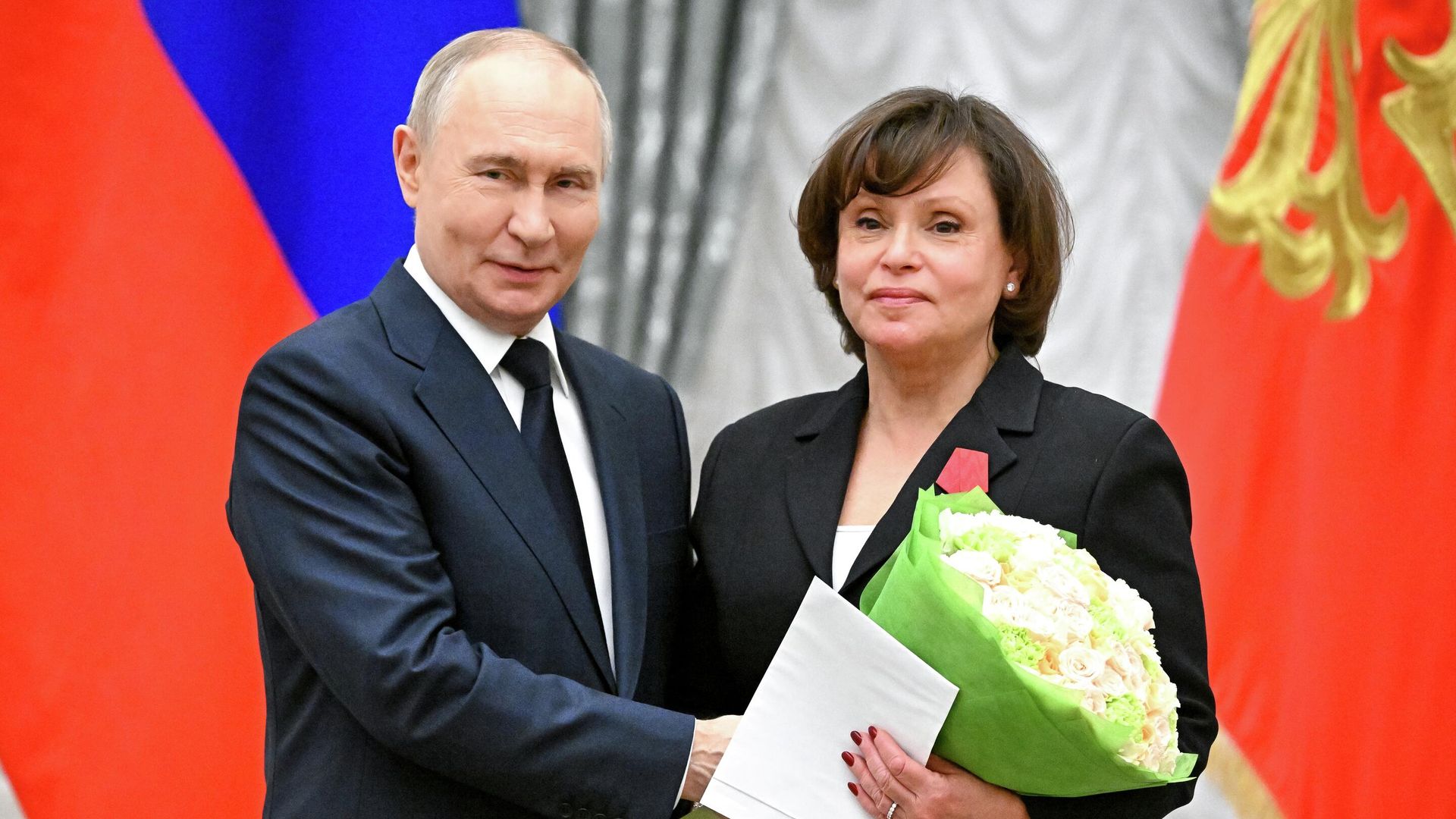 Президент РФ Владимир Путин и директор НМИЦ имени Бакулева Елена Голухова, получившая орден За заслуги перед Отечеством IV степени Президент РФ Владимир Путин и директор НМИЦ имени Бакулева Елена Голухова, получившая орден За заслуги перед Отечеством IV степени - РИА Новости, 1920, 24.12.2025