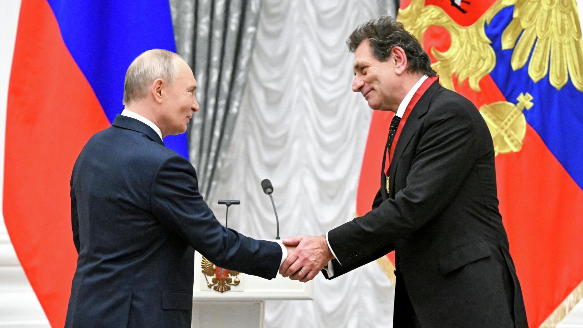 Президент РФ Владимир Путин и ректор Щукинского театрального института Евгений Князев, получивший орден За заслуги перед Отечеством III степени Президент РФ Владимир Путин и ректор Щукинского театрального института Евгений Князев, получивший орден За заслуги перед Отечеством III степени - РИА Новости, 1920, 24.12.2025