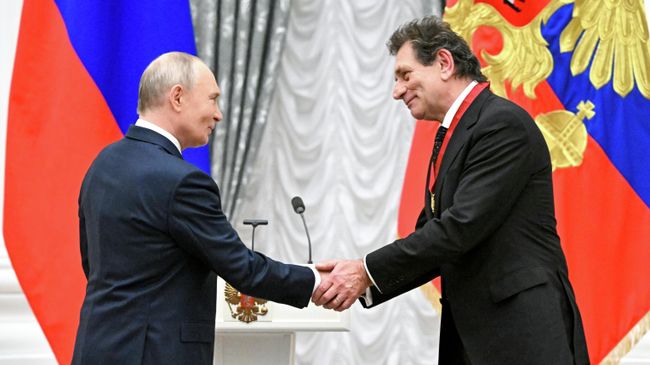 Президент РФ Владимир Путин и ректор Щукинского театрального института Евгений Князев, получивший орден За заслуги перед Отечеством III степени