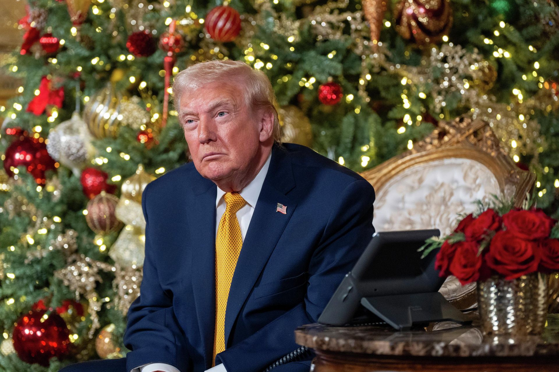 Президент США Дональд Трамп отвечает на вопросы детей, которые позвонили на горячую линию Северо-американского командования Пентагона, чтобы узнать, где находится упряжка Санта-Клауса - РИА Новости, 1920, 26.12.2025
