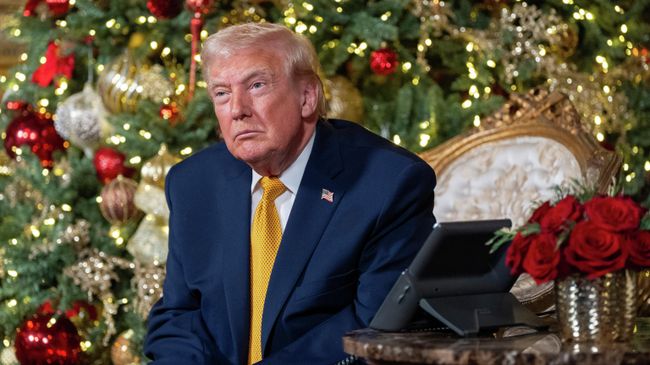 Президент США Дональд Трамп отвечает на вопросы детей, которые позвонили на горячую линию Северо-американского командования Пентагона, чтобы узнать, где находится упряжка Санта-Клауса