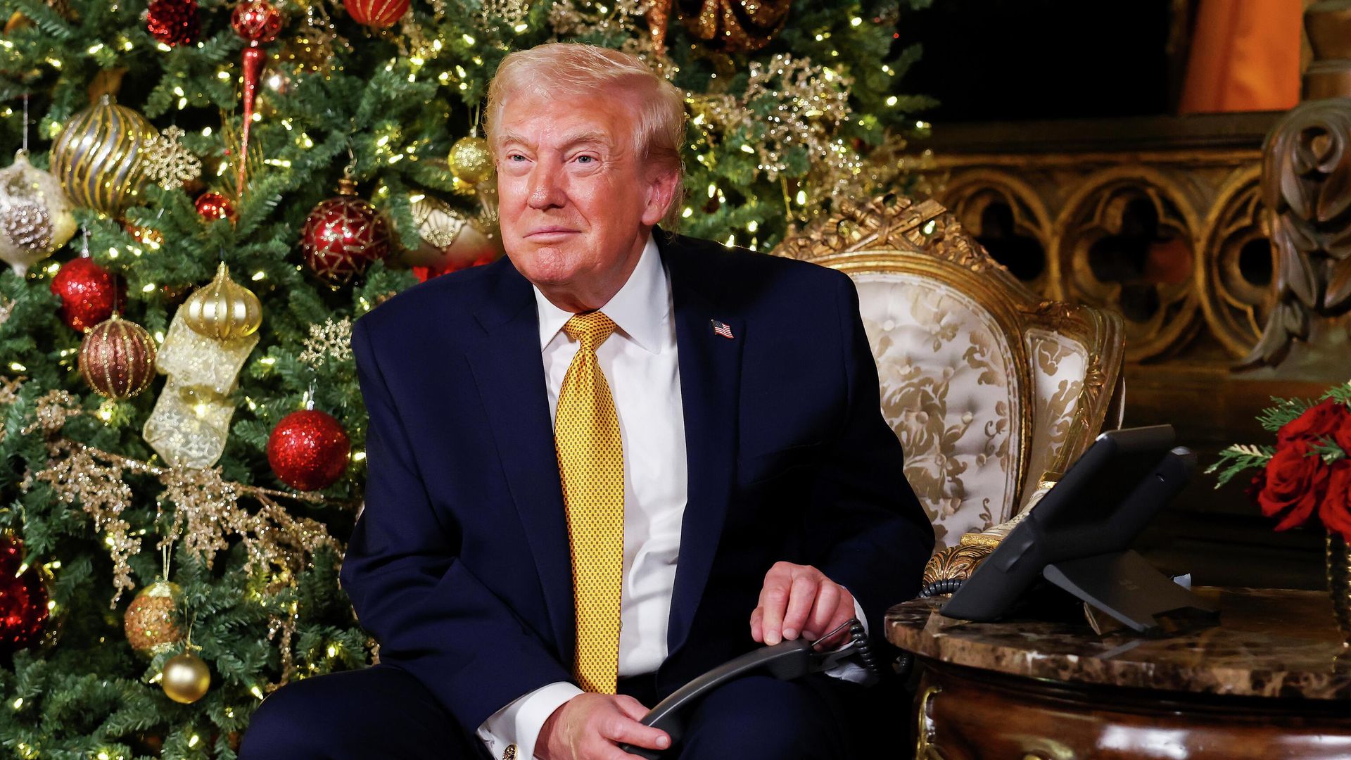 Президент США Дональд Трамп отвечает на вопросы детей, которые позвонили на горячую линию Северо-американского командования Пентагона, чтобы узнать, где находится упряжка Санта-Клауса. 24 декабря 2025 Президент США Дональд Трамп отвечает на вопросы детей, которые позвонили на горячую линию Северо-американского командования Пентагона, чтобы узнать, где находится упряжка Санта-Клауса. 24 декабря 2025 - РИА Новости, 1920, 25.12.2025