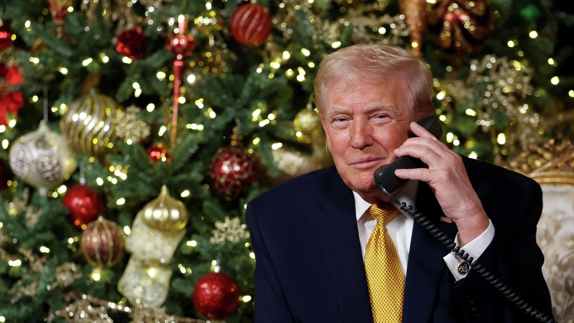 Президент США Дональд Трамп отвечает на вопросы детей, которые позвонили на горячую линию Северо-американского командования Пентагона, чтобы узнать, где находится упряжка Санта-Клауса. 24 декабря 2025 Президент США Дональд Трамп отвечает на вопросы детей, которые позвонили на горячую линию Северо-американского командования Пентагона, чтобы узнать, где находится упряжка Санта-Клауса. 24 декабря 2025 - РИА Новости, 1920, 25.12.2025