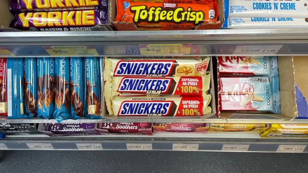 Шоколадные батончики Snickers российского производства в частном продуктовом магазине в Лондоне Шоколадные батончики Snickers российского производства в частном продуктовом магазине в Лондоне - РИА Новости, 1920, 25.12.2025