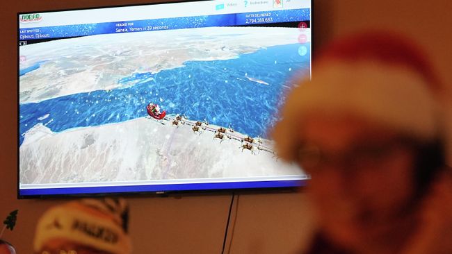 На экране отображается перемещение Санта-Клауса на базе Космических сил NORAD в Колорадо-Спрингс, штат Колорадо