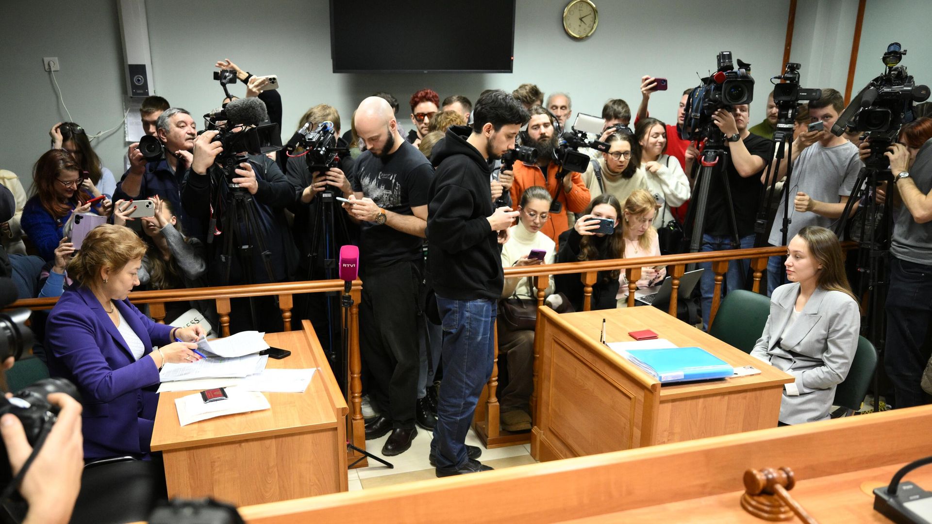 Адвокат покупательницы квартиры певицы Ларисы Долиной Полины Лурье Светлана Свириденко и адвокат певицы Ларисы Долиной Мария Пухова на рассмотрении иска о выселении Долиной из квартиры в Московском городском суде. 25 декабря 2025 - РИА Новости, 1920, 25.12.2025