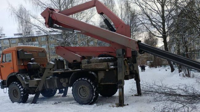 Место происшествия, где произошло падение корзины автовышки в поселке Оршанка