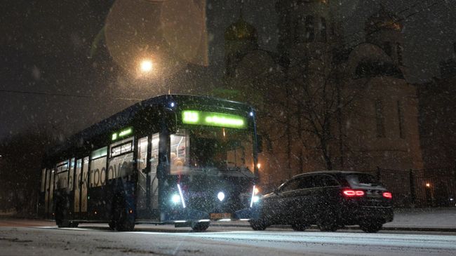 Автомобили во время снегопада в Москве