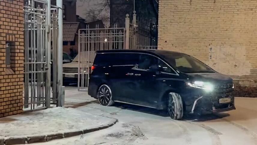 Автомобиль с предположительно певицей Долиной у бывшей квартиры Автомобиль с предположительно певицей Долиной у бывшей квартиры - РИА Новости, 1920, 25.12.2025