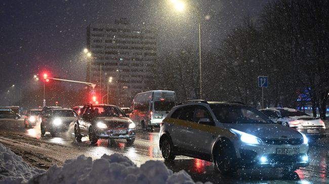 Автомобили во время снегопада в Москве