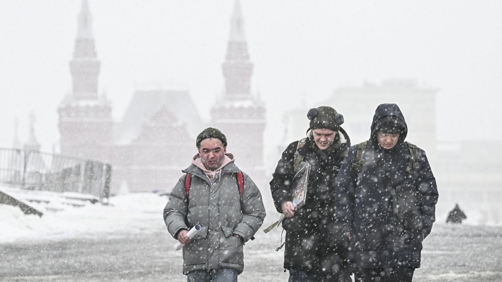 Прохожие на Красной площади в Москве Прохожие на Красной площади в Москве - РИА Новости, 1920, 05.01.2026