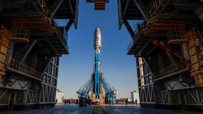 Ракета Союз-2.1б со спутниками Аист-2Т № 1 и № 2 во время вывоза на стартовый комплекс космодрома Восточный