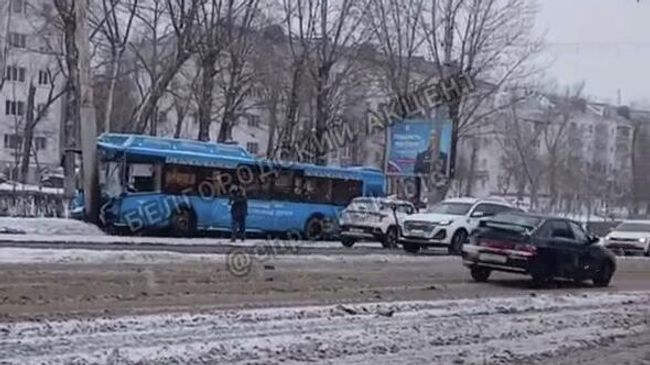 Последствия ДТП с участием автомобиля Москвич и автобуса в Белгороде 