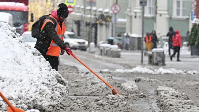 Уборка снега на Кузнецком мосту в Москве