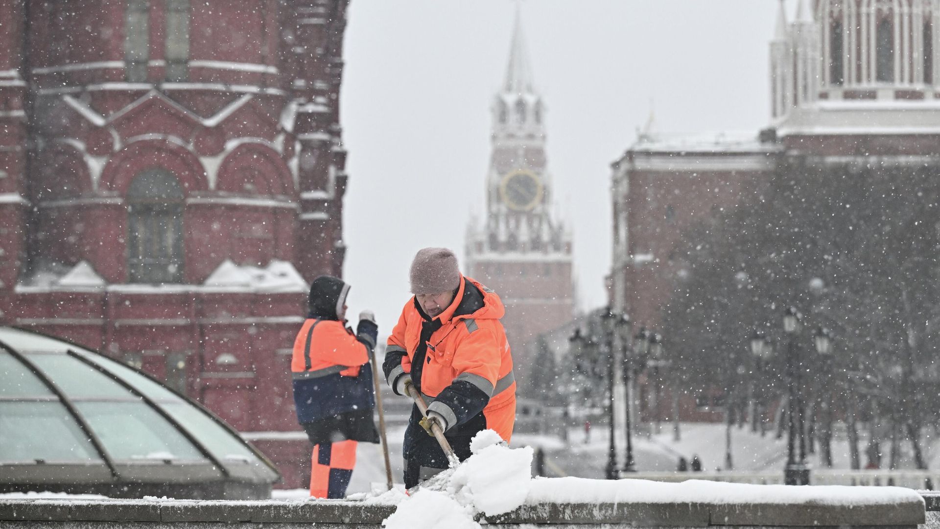 Уборка снега на Манежной площади в Москве после снегопада Уборка снега на Манежной площади в Москве после снегопада - РИА Новости, 1920, 29.12.2025