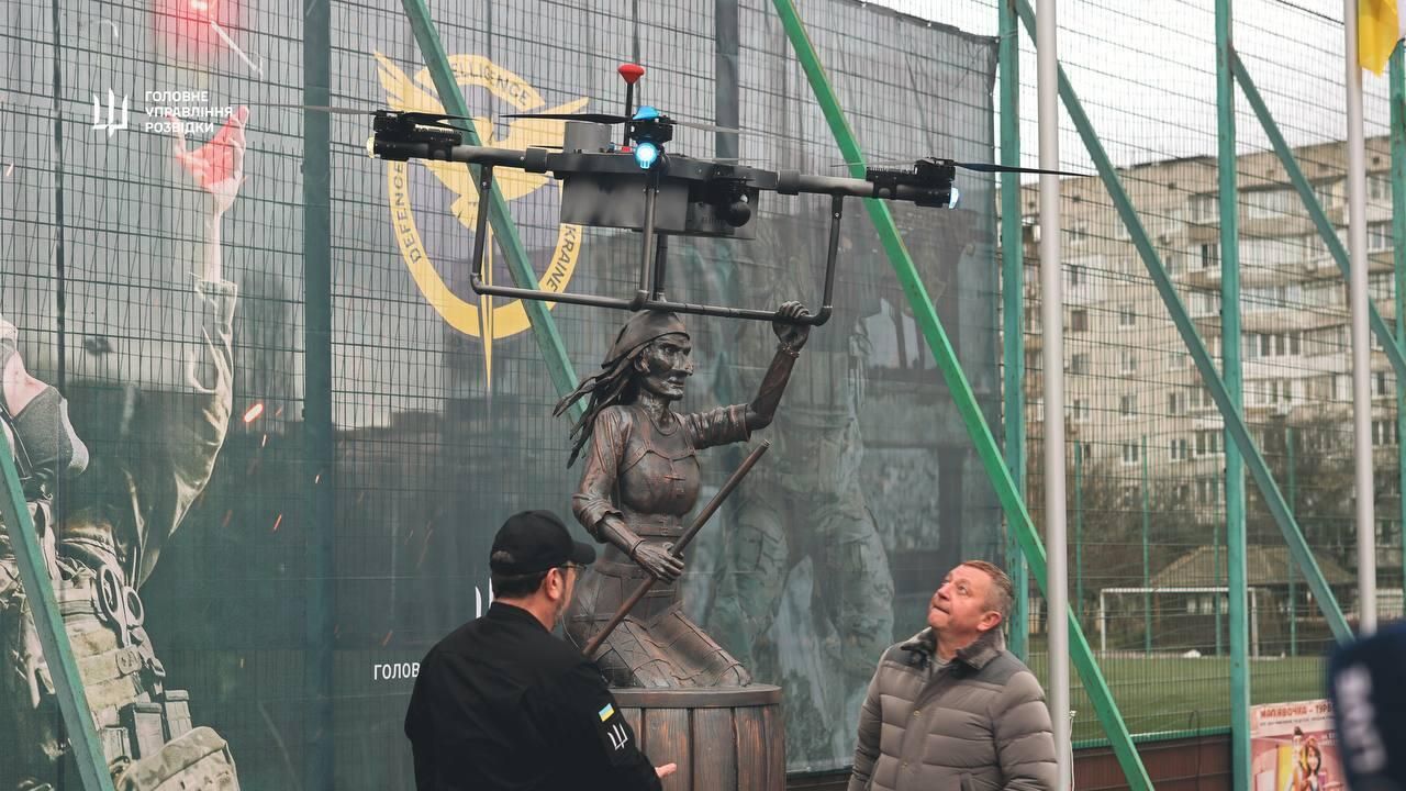 Памятник дрону Баба Яга под Киевом Памятник дрону Баба Яга под Киевом - РИА Новости, 1920, 21.02.2026