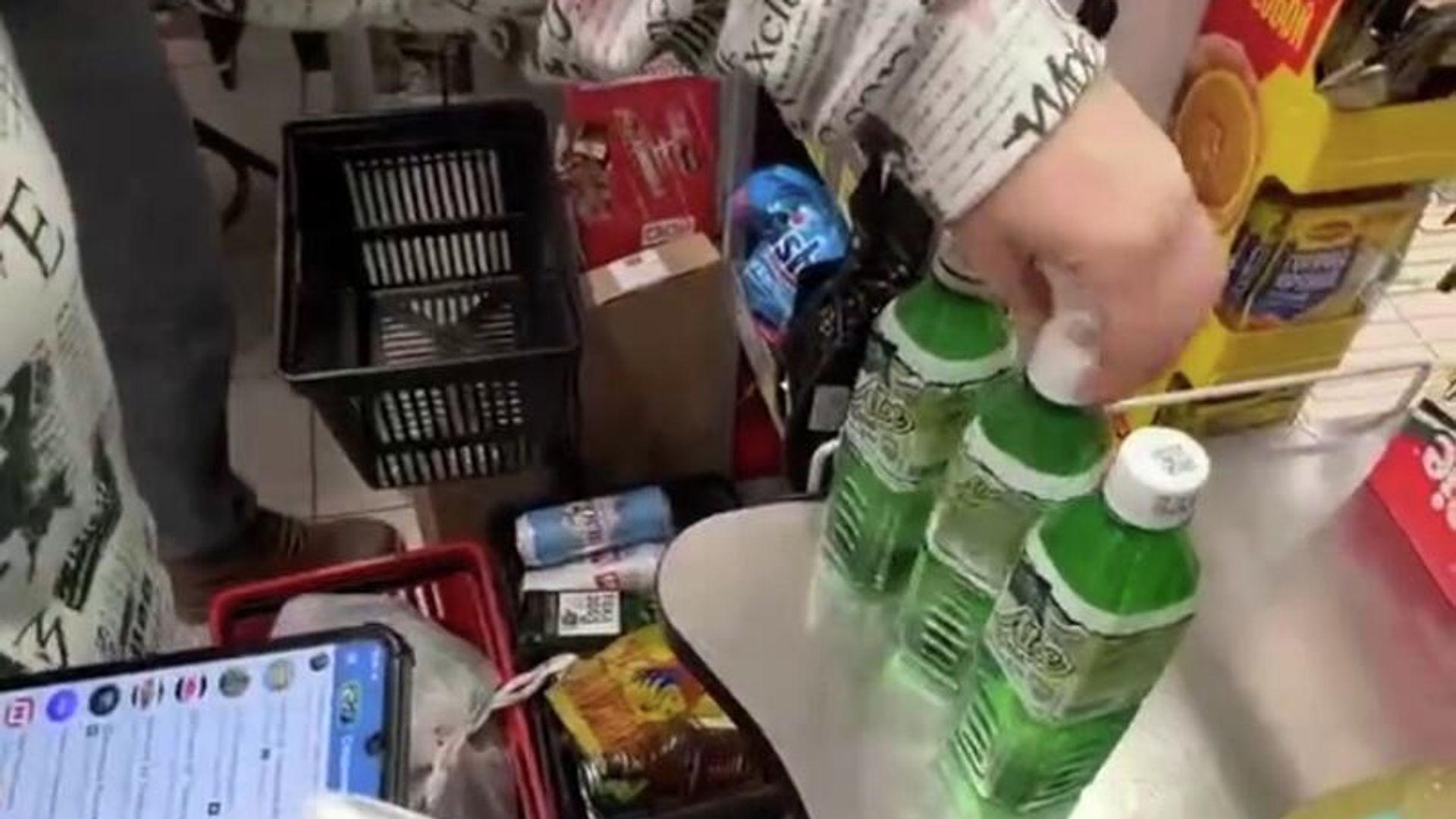 Работники магазина Магнит в Москве обнаружили в четырёх бутылках напитка Алоэ Вера ацетон Работники магазина Магнит в Москве обнаружили в четырёх бутылках напитка Алоэ Вера ацетон - РИА Новости, 1920, 26.12.2025