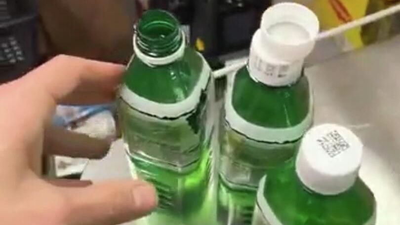 Работники магазина Магнит в Москве обнаружили в четырех бутылках напитка Алоэ Вера ацетон Работники магазина Магнит в Москве обнаружили в четырех бутылках напитка Алоэ Вера ацетон - РИА Новости, 1920, 05.01.2026