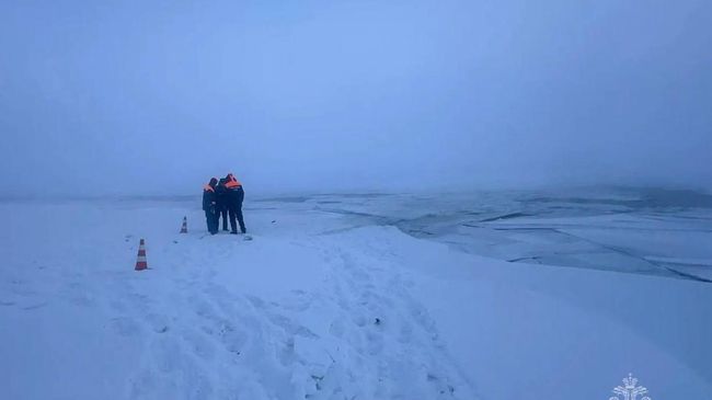 В Якутске машина с восемью людьми провалилась под лед