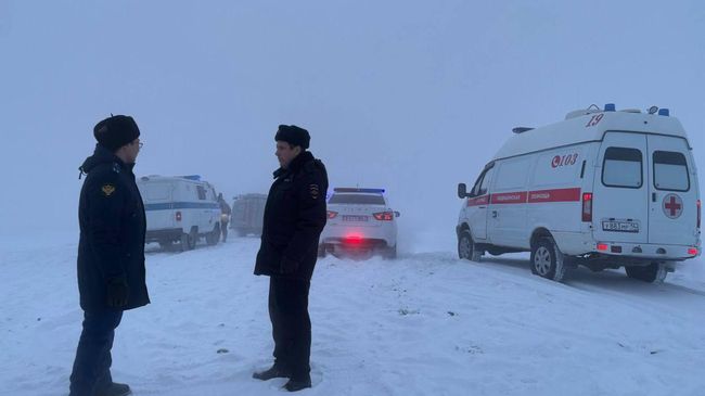 Сотрудники правоохранительных органов на месте происшествия в Якутске