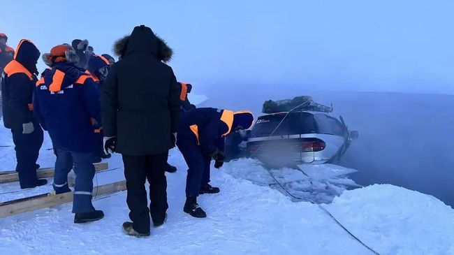 Спасатели МЧС России подняли затонувший на реке Лене автомобиль