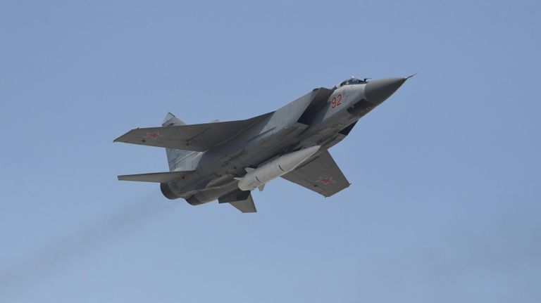 Многоцелевой истребитель МиГ-31 с гиперзвуковой ракетой Кинжал