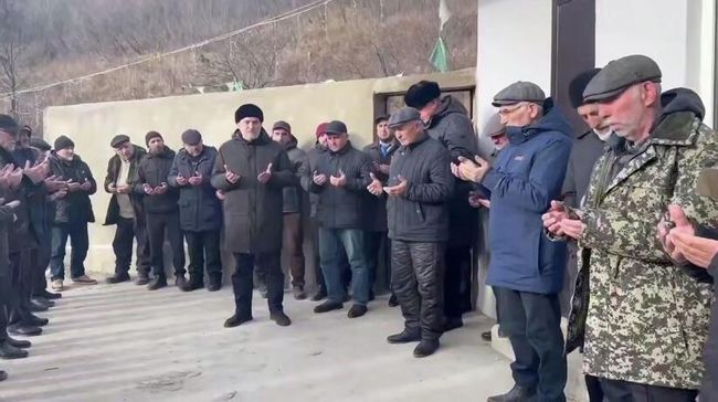 Погибших при доставке гуманитарного груза похоронили в родном селе в Дагестане. Кадр видео