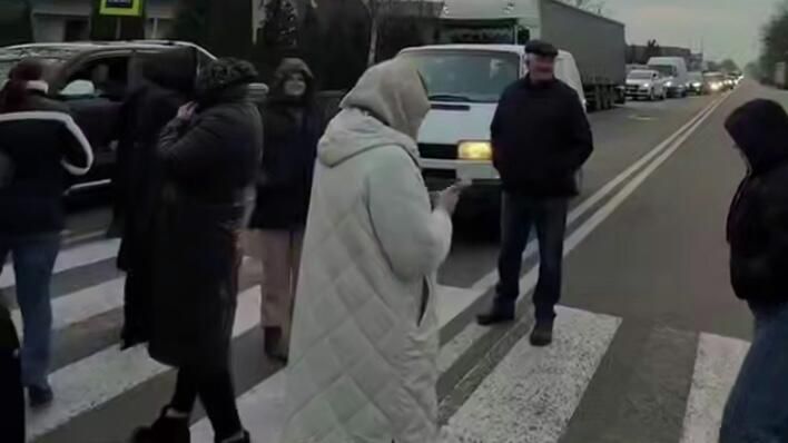 Участники акции протеста возле здания ТЦК в Ужгороде. Кадр видео Участники акции протеста возле здания ТЦК в Ужгороде. Кадр видео - РИА Новости, 1920, 08.01.2026