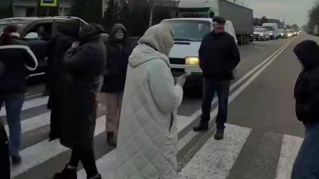 Участники акции протеста возле здания ТЦК в Ужгороде. Кадр видео