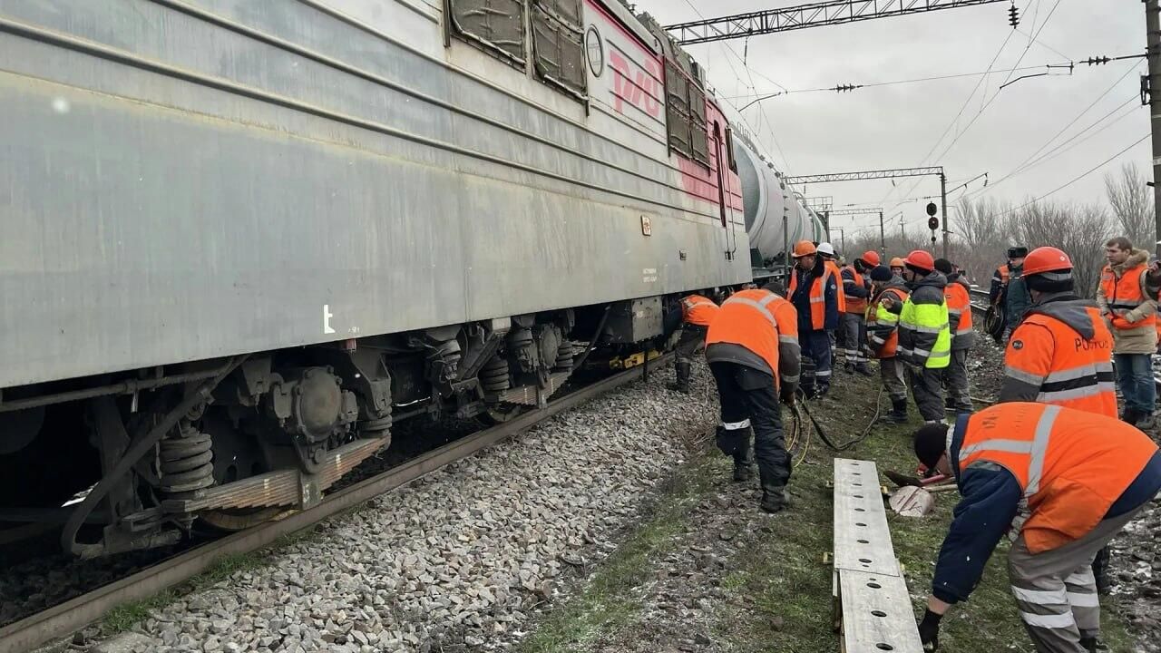 Ликвидация последствий схода колесных пар локомотива грузового поезда в Ростове-на-Дону Ликвидация последствий схода колесных пар локомотива грузового поезда в Ростове-на-Дону - РИА Новости, 1920, 28.12.2025