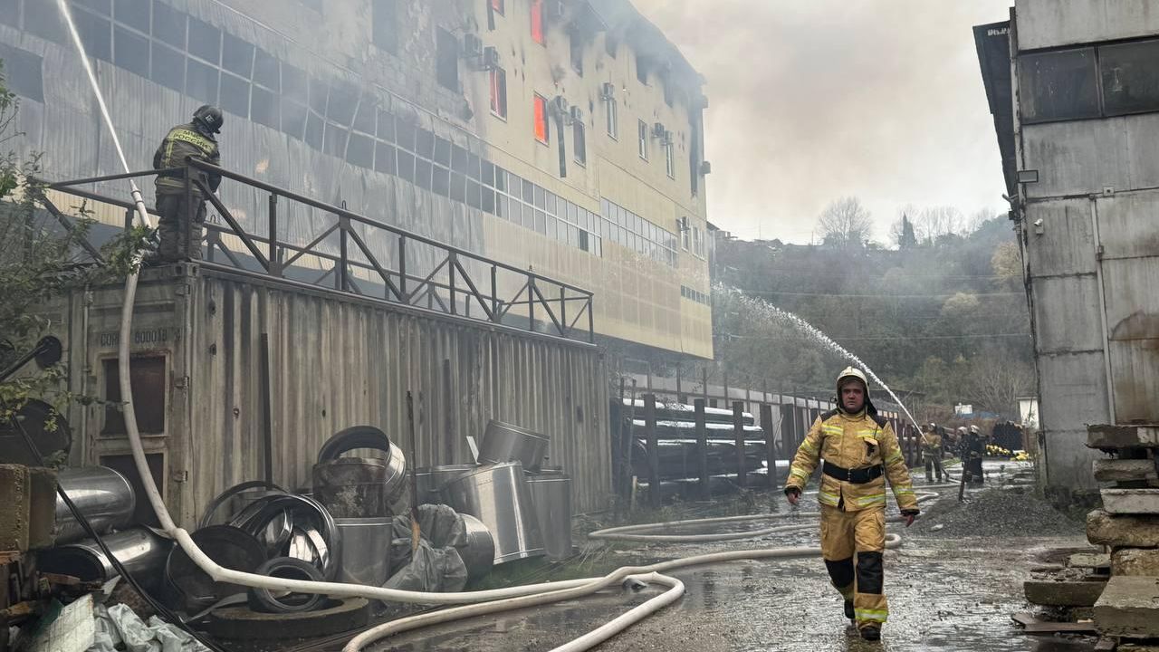 Пожар в промзоне на улице Транспортной в Сочи Пожар в промзоне на улице Транспортной в Сочи - РИА Новости, 1920, 28.12.2025